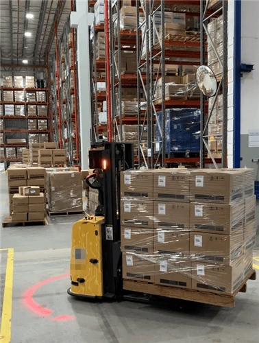 Montacargas autónomo Reeman Rhino implementado en una importante empresa de l...
